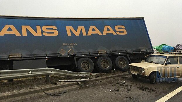 На воронежской трассе в ДТП с фурой и «КамАЗом» погиб пассажир легковушки