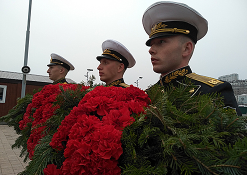 В преддверии Дня Победы военнослужащие ТОФ на Камчатке возложили венки к памятникам Героям Советского Союза Петру Ильичеву и Николаю Вилкову