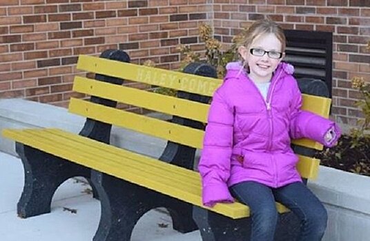 Девочка собирает пластиковые крышечки и на вырученные деньги делает «скамейки для друзей»