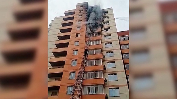 В Новосибирске при пожаре в многоэтажном доме обрушились балконы