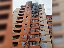 В Новосибирске при пожаре в многоэтажном доме обрушились балконы