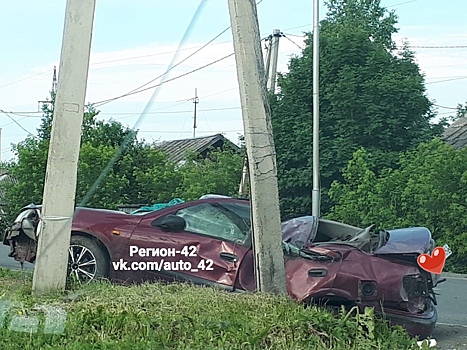 Nissan Sunny протаранил два столба в Кемерове