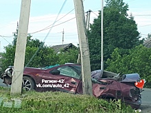 Nissan Sunny протаранил два столба в Кемерове