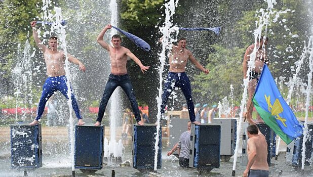 Колонны входа Парка имени Горького в Москве "оденут" в тельняшки