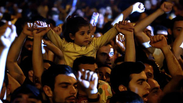 В Ереване демонстранты не приняли предложение президента