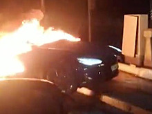 Сгоревшая после ДТП в Москве Tesla попала на видео