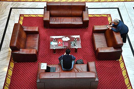 Застрявших в Турции россиян разместили на диванах в переполненном отеле