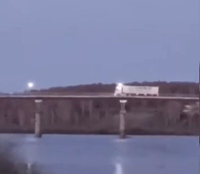 На пешеходном мосту в Советске заметили фуру