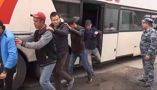 В Тюмени полиция остановила автобус с мигрантами: пять нелегалов отправились домой