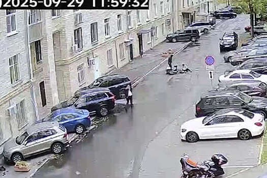 В Москве курьер выбил зубы пенсионерке и попал на видео