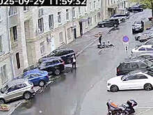 В Москве курьер выбил зубы пенсионерке и попал на видео