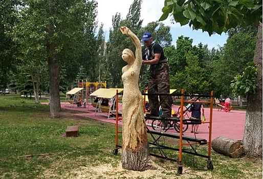 Старый тополь в парке Победы превратили в двухметровую фигуру девушки