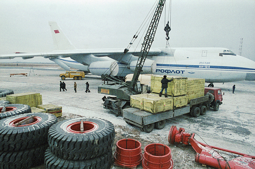Разгрузка транспортного самолета АН-124 "Руслан", 1986 год