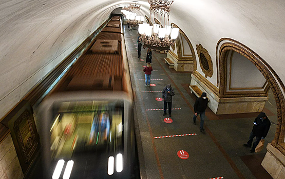 Мужчина на путях заблокировал движение поездов в метро Москвы
