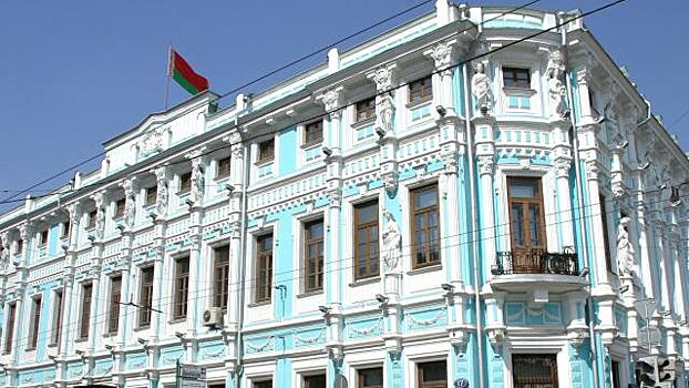 Возле посольства Белоруссии собрались сотни избирателей