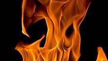 Пожарные эвакуировали 16 человек из горевшего дома в Кемерово