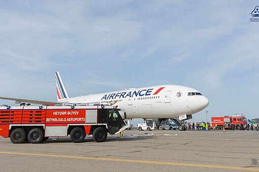 Самолет Air France экстренно сел в аэропорту Баку из-за задымления на борту