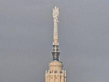 Шпиль главного здания МГУ покрылся льдом из-за морозов