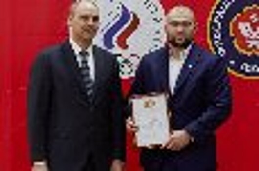 За спортивные достижения сотруднику КП-66 ГУФСИН России по Свердловской области Глебу Познахирко Губернатор региона Денис Паслер вручил Благодарственное письмо