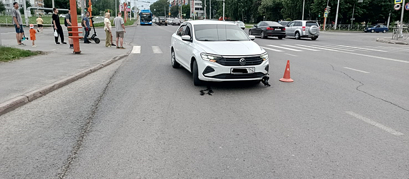 Школьник на электросамокате попал под автомобиль в Кемерове