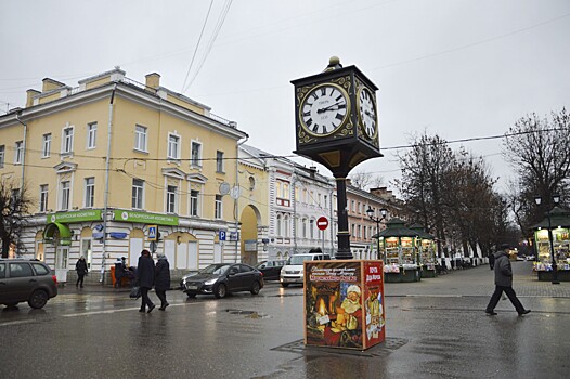 В центре Твери устанавливают большой рождественский шар