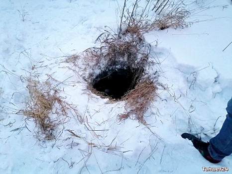 В Иркутской области школьник во время катания со снежной горки угодил в открытый колодец