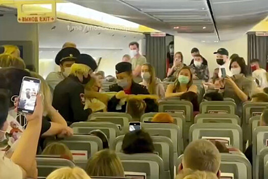 Пассажирка отказывалась надеть маску на рейсе Москва-Анталья и ее сняли с самолета