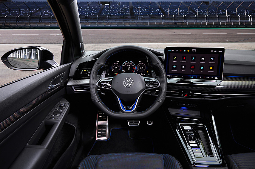 Кроме того, установлены спортивные кресла с вышитой эмблемой R. 2,0-литровый турбодвигатель выдаёт 333 лошадиных силы и 420 Нм, сочетаясь с семидиапазонным «роботом» DSG. Полный привод предусматривает отдельные муфты подключения задних колёс. Уже в «базе» — адаптивные амортизаторы DCC.