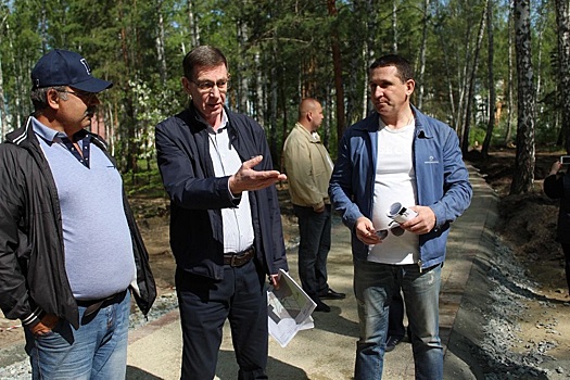 Сергей Антипов оценил ход благоустройства нового сквера в 55-м микрорайоне «Паркового»