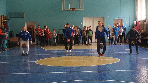 Игроки ХК «Рязань» провели урок физкультуры в детском доме