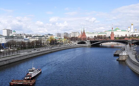 На Москве-реке ликвидировали следы масляной плёнки