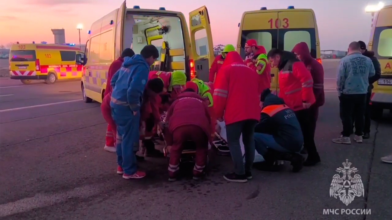 Ил-76 МЧС с выжившими в авиакатастрофе в Актау россиянами прибыл в Жуковский