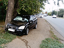 Водитель Kia погиб в Оренбурге, врезавшись в дерево