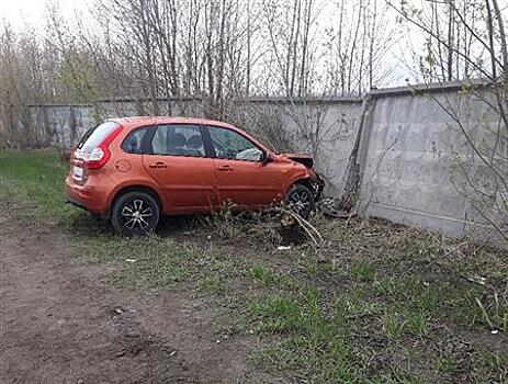 В Новокуйбышевске женщина на Lada Kalina врезалась в бетонный забор