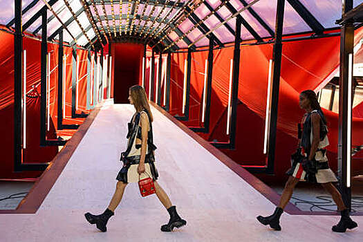 Показ Louis Vuitton закрыл Неделю моды в Париже
