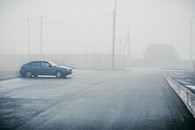 Пенсионерский стиль: названы четыре главных правила вождения в сильный туман