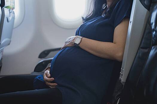 Женщина преждевременно родила на борту летящего самолета
