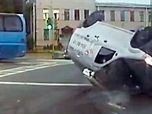Видео: активист "Санитар леса" перевернул иномарку автохама в Петербурге