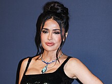 Сальма Хайек похвасталась фигурой в крошечном бикини