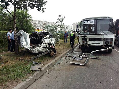 На Свердловской иномарка столкнулась с пассажирским автобусом