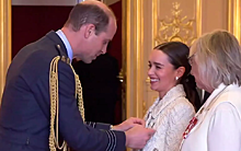 Принц Уильям наградил актрису Эмилию Кларк орденом Британской империи
