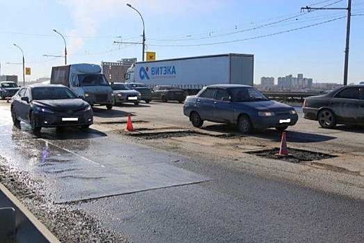 Выбоины на двух мостах решено заделать за сутки до морозов в Новосибирске, власти хотят предотвратить ухудшение ситуации