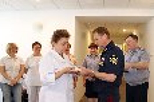Начальник УФСИН России по Тульской области Иван Прокопенко вручил тульским медикам медали Фёдора Га&#769;аза