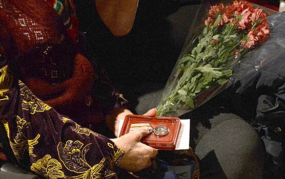 «Стоп война!» Памятные медали к 75-летию Победы вручены в «Нашем театре»