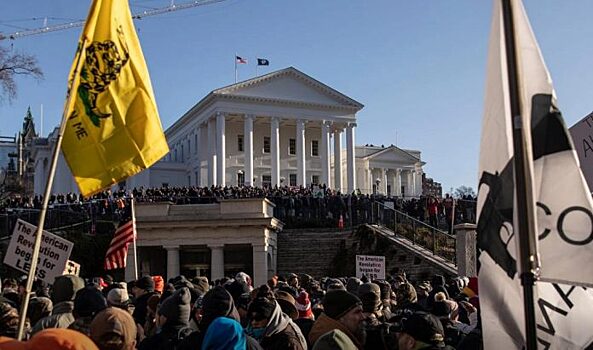 На фоне жесткой безопасности, Вирджиния привлекает тысячи сторонников