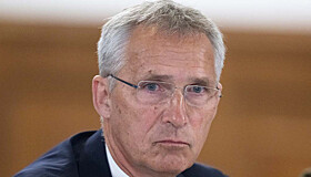 Столтенберг назвал сложной для Киева ситуацию на фронте