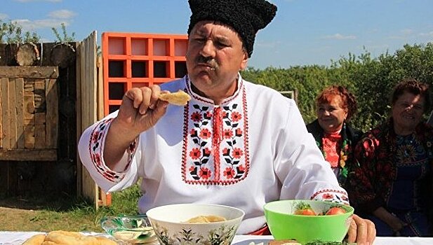 Более 568 кг вареников налепили и съели на фестивале в Алтайском крае