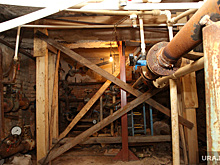 Пермяки вынуждены жить в доме, который стоит на подпорках. «Вынут рамы, обрушится кирпич»