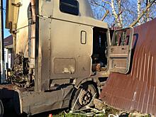 В Рязанской области фура врезалась в забор районного суда