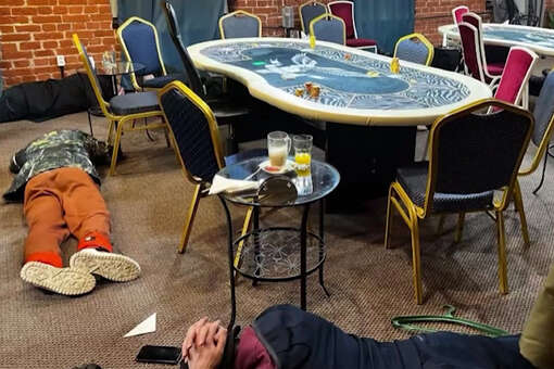 Полиция выломала дверь и задержала членов покерного клуба в центре Петербурга